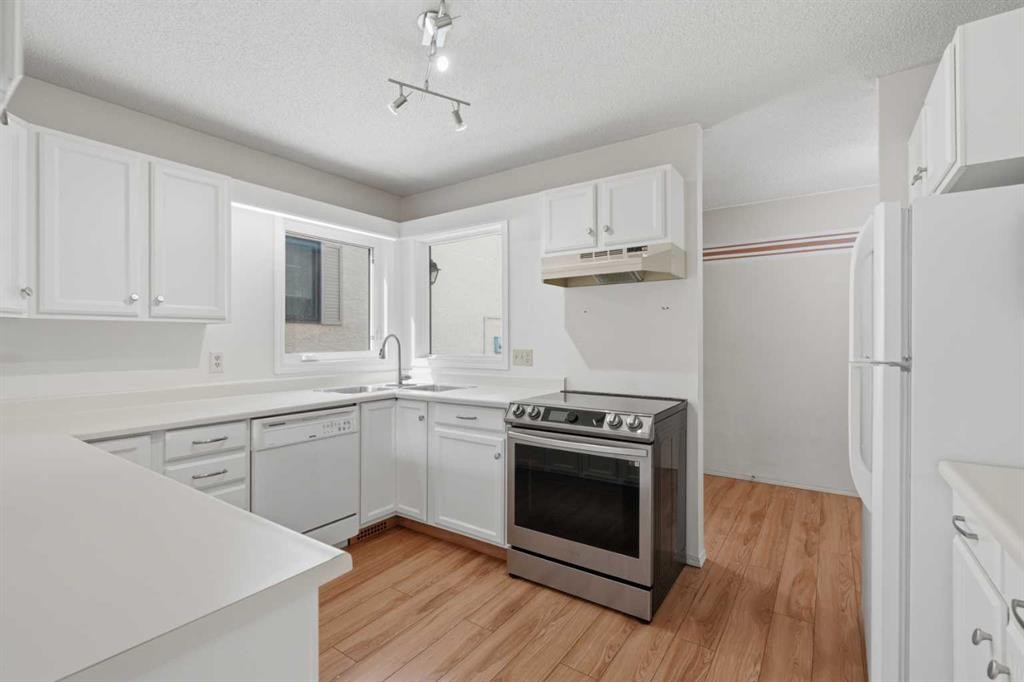 30 Sandarac Circle Nw, Calgary, AB - Indoor Photo Showing Kitchen
