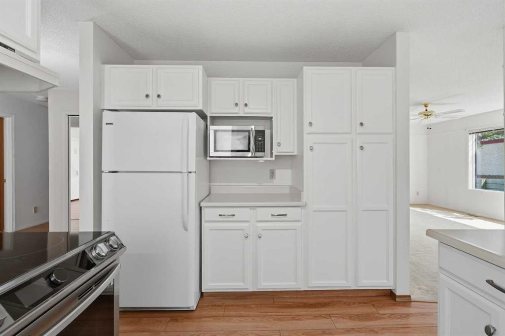 30 Sandarac Circle Nw, Calgary, AB - Indoor Photo Showing Kitchen