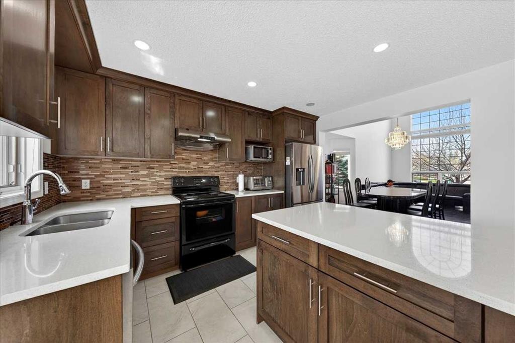 98 Hampstead Circle Nw, Calgary, AB - Indoor Photo Showing Kitchen With Double Sink With Upgraded Kitchen