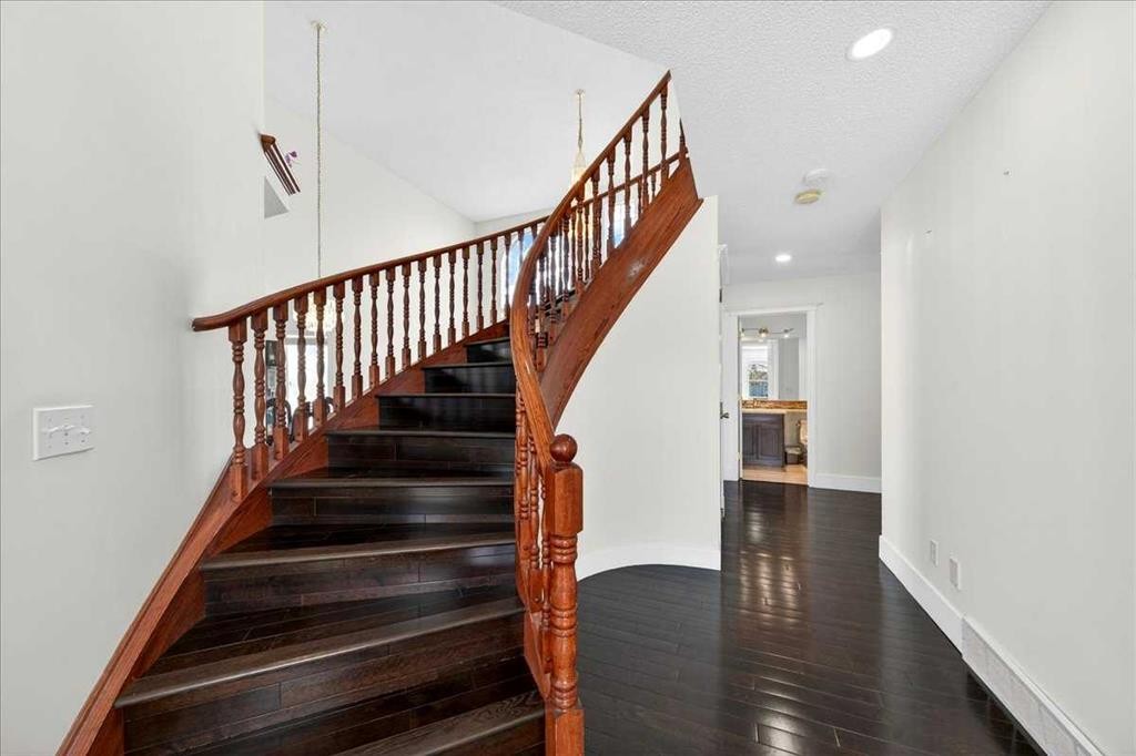 98 Hampstead Circle Nw, Calgary, AB - Indoor Photo Showing Other Room