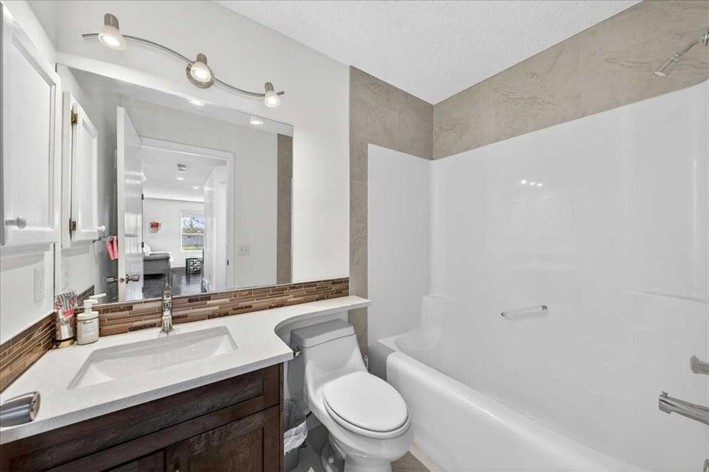 98 Hampstead Circle Nw, Calgary, AB - Indoor Photo Showing Bathroom