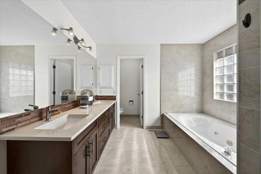 98 Hampstead Circle Nw, Calgary, AB - Indoor Photo Showing Bathroom