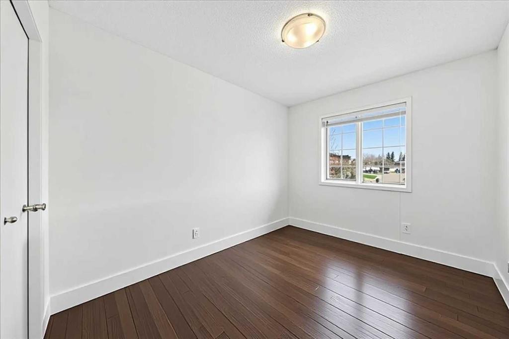 98 Hampstead Circle Nw, Calgary, AB - Indoor Photo Showing Other Room