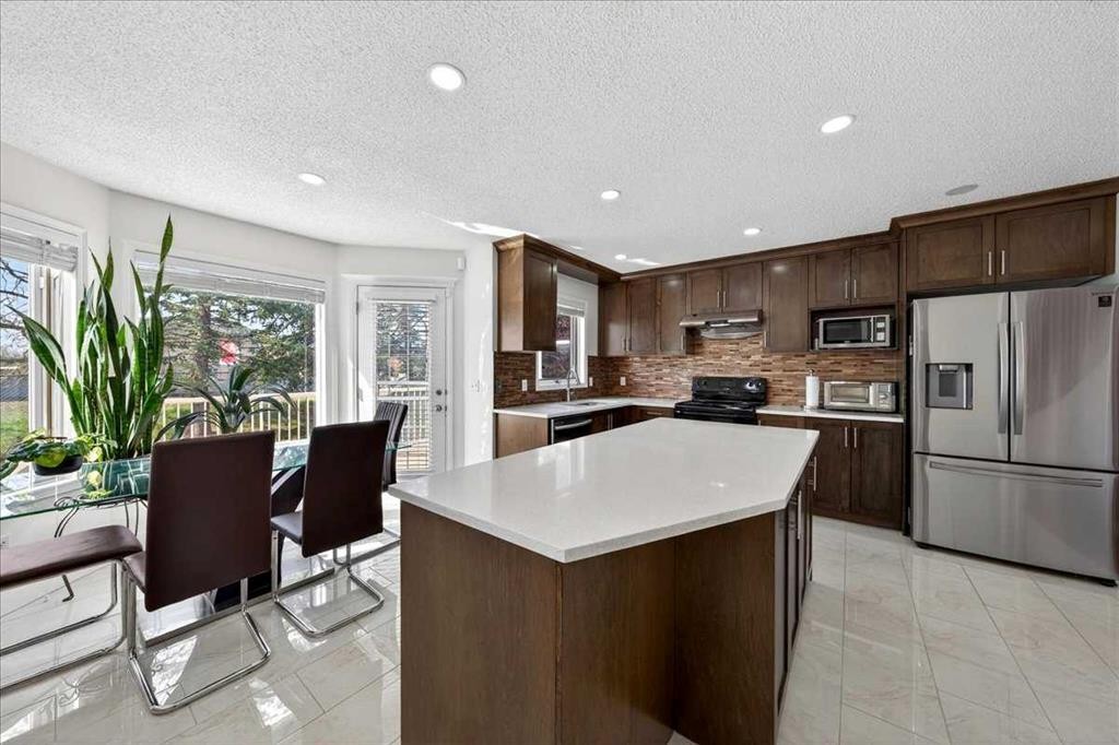 98 Hampstead Circle Nw, Calgary, AB - Indoor Photo Showing Kitchen