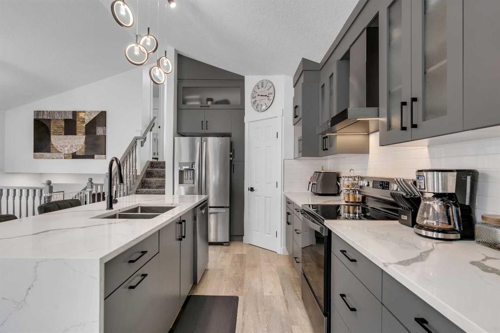 279 Covehaven View Ne, Calgary, AB - Indoor Photo Showing Kitchen With Double Sink With Upgraded Kitchen