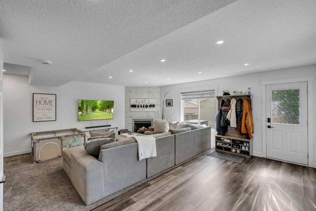 279 Covehaven View Ne, Calgary, AB - Indoor Photo Showing Living Room With Fireplace