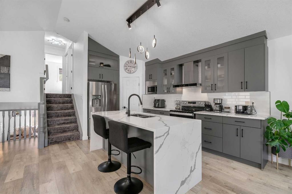 279 Covehaven View Ne, Calgary, AB - Indoor Photo Showing Kitchen With Double Sink With Upgraded Kitchen