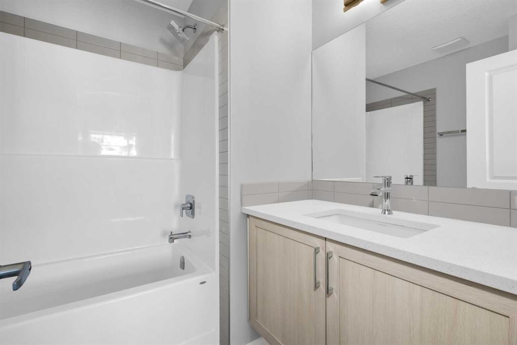 924 Sage Hill Grove Nw, Calgary, AB - Indoor Photo Showing Bathroom