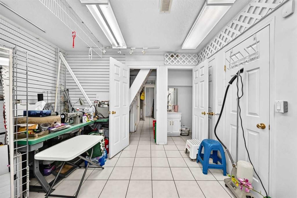 632 Marsh Road Ne, Calgary, AB - Indoor Photo Showing Other Room