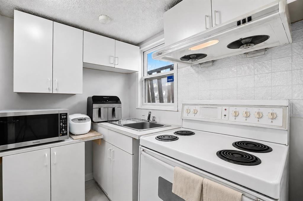 632 Marsh Road Ne, Calgary, AB - Indoor Photo Showing Kitchen