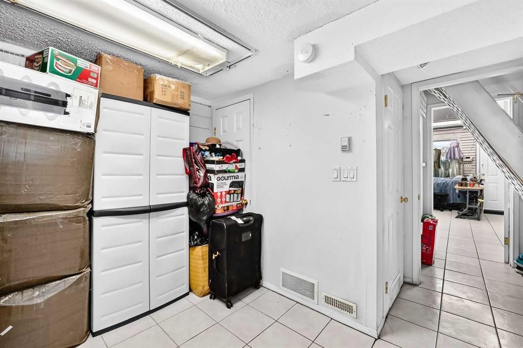 632 Marsh Road Ne, Calgary, AB - Indoor Photo Showing Other Room
