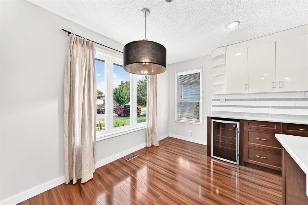 136 Midlawn Close Se, Calgary, AB - Indoor Photo Showing Other Room