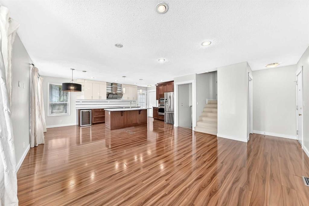 136 Midlawn Close Se, Calgary, AB - Indoor Photo Showing Kitchen
