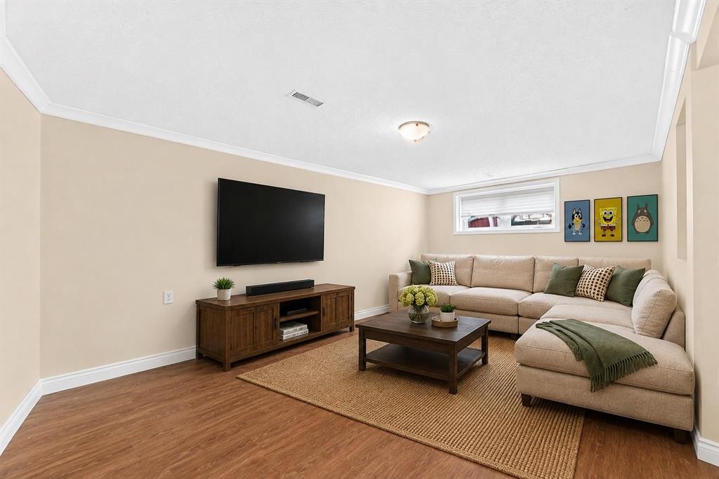 136 Midlawn Close Se, Calgary, AB - Indoor Photo Showing Living Room