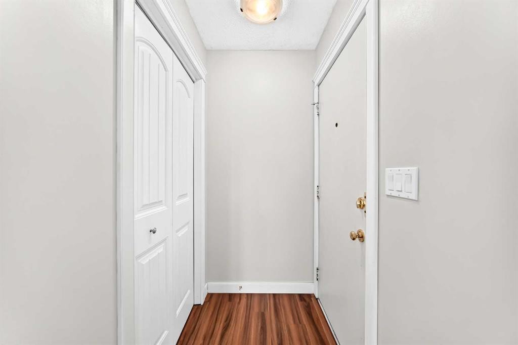 136 Midlawn Close Se, Calgary, AB - Indoor Photo Showing Other Room