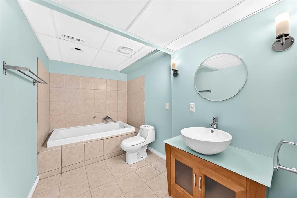 136 Midlawn Close Se, Calgary, AB - Indoor Photo Showing Bathroom