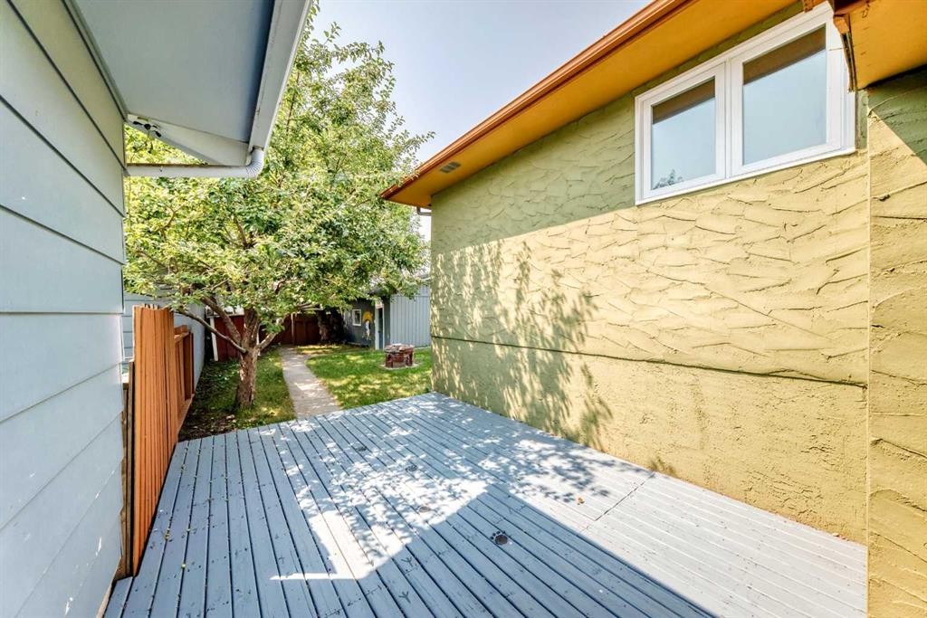 136 Midlawn Close Se, Calgary, AB - Outdoor With Exterior