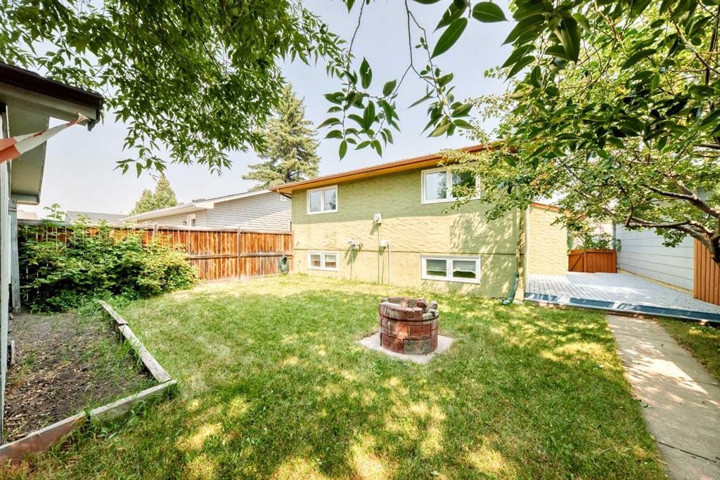 136 Midlawn Close Se, Calgary, AB - Outdoor