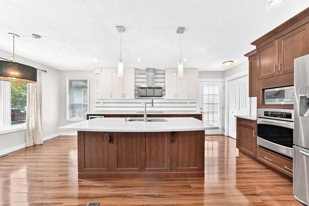 136 Midlawn Close Se, Calgary, AB - Indoor Photo Showing Kitchen With Double Sink With Upgraded Kitchen