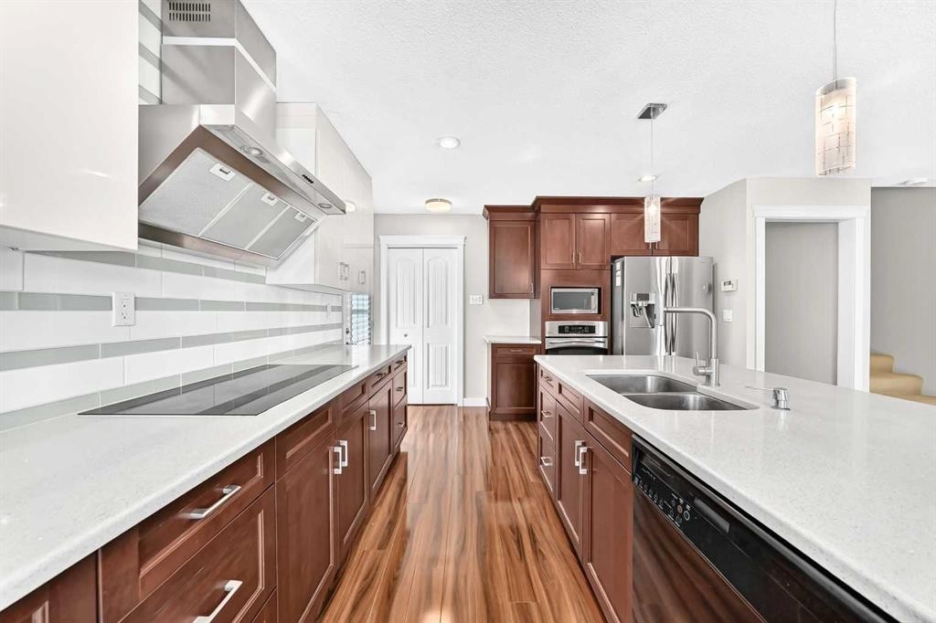136 Midlawn Close Se, Calgary, AB - Indoor Photo Showing Kitchen With Double Sink With Upgraded Kitchen