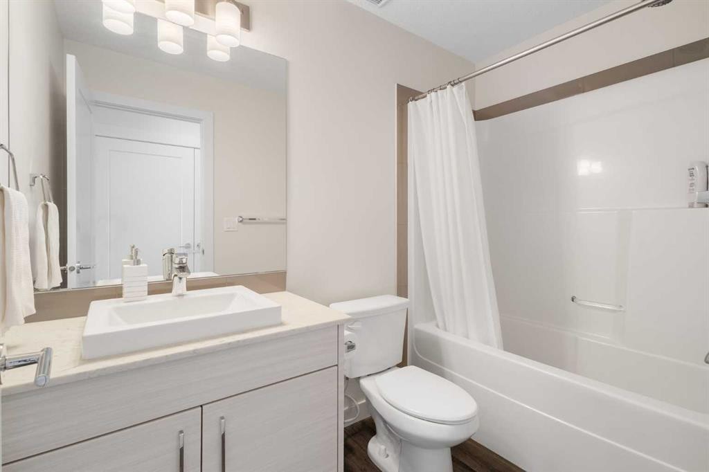 124 Walgrove Cove Se, Calgary, AB - Indoor Photo Showing Bathroom