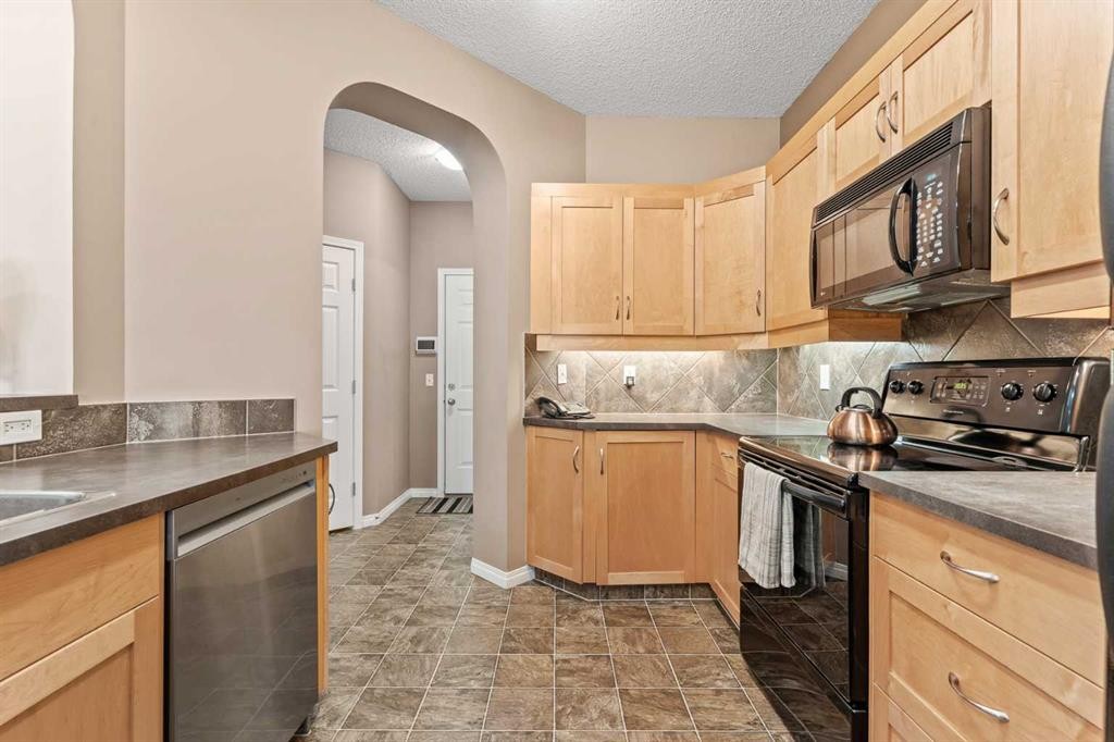 52 Copperfield Close Se, Calgary, AB - Indoor Photo Showing Kitchen