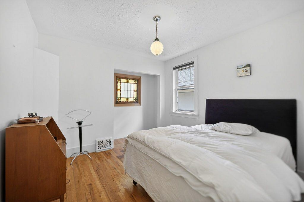 924 7A Street Nw, Calgary, AB - Indoor Photo Showing Bedroom