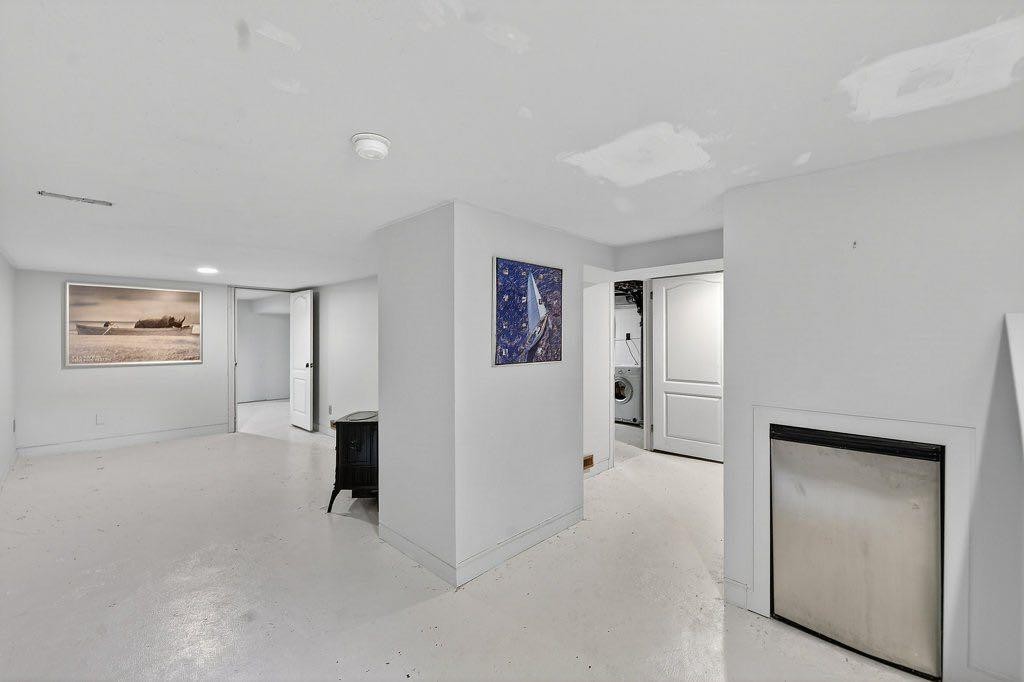 924 7A Street Nw, Calgary, AB - Indoor Photo Showing Other Room