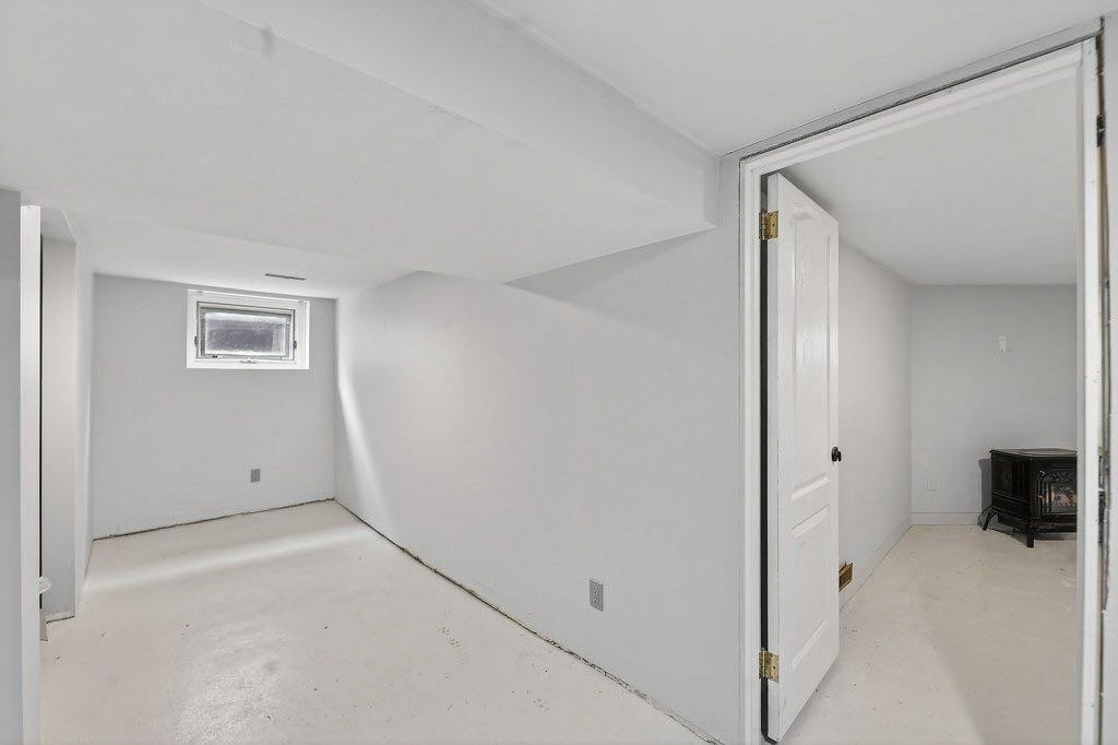 924 7A Street Nw, Calgary, AB - Indoor Photo Showing Other Room