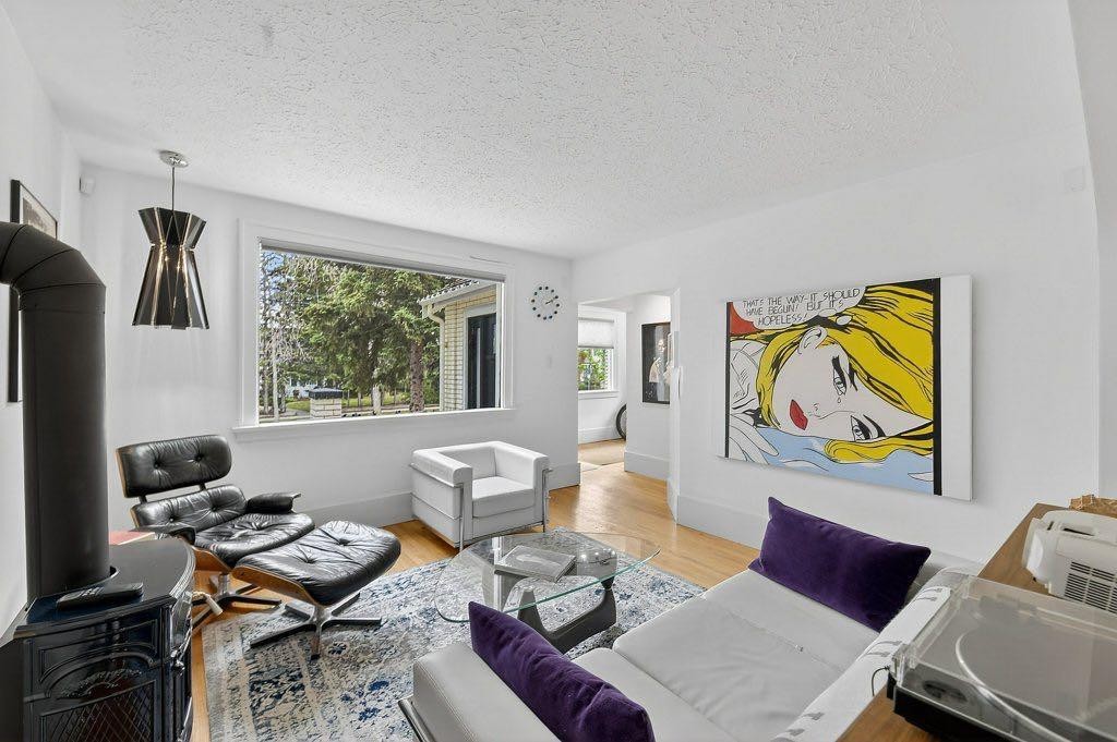 924 7A Street Nw, Calgary, AB - Indoor Photo Showing Living Room