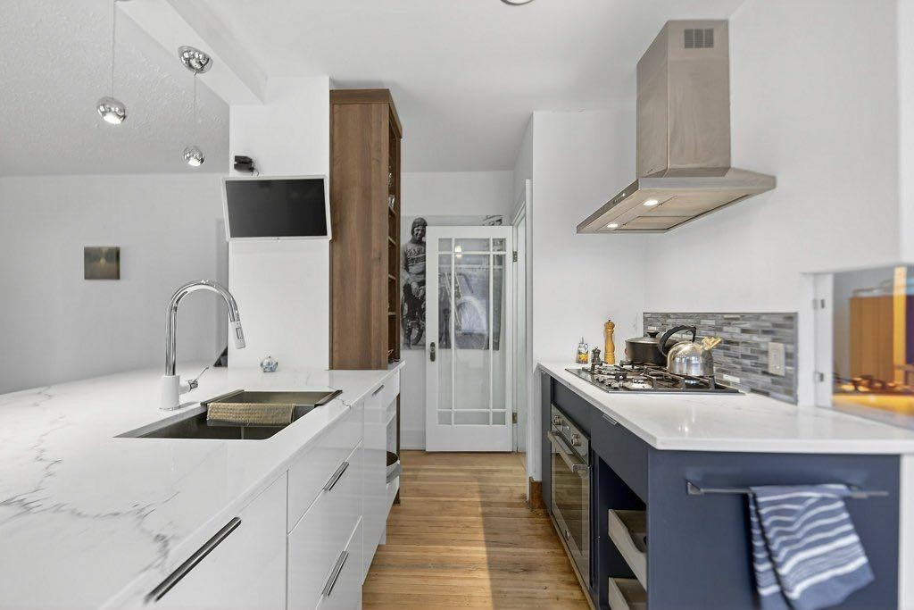 924 7A Street Nw, Calgary, AB - Indoor Photo Showing Kitchen With Upgraded Kitchen