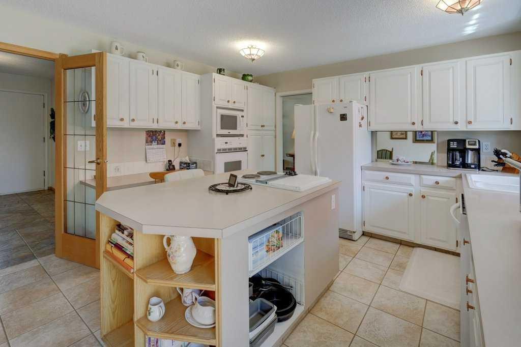223 Willow Ridge Place Se, Calgary, AB - Indoor Photo Showing Kitchen
