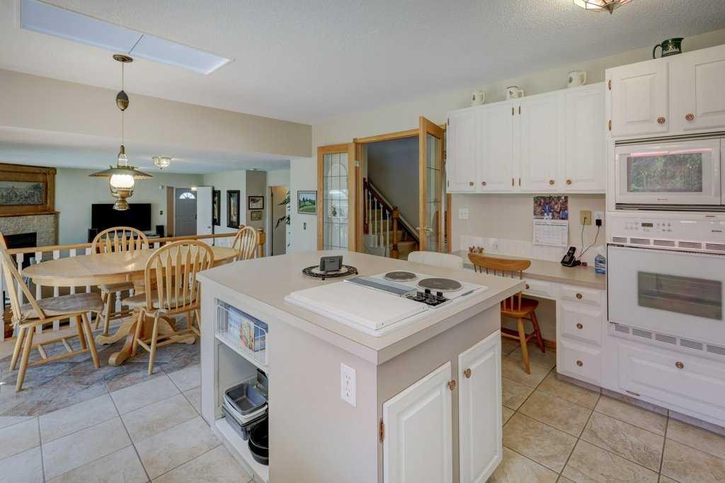 223 Willow Ridge Place Se, Calgary, AB - Indoor Photo Showing Kitchen