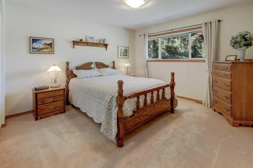 223 Willow Ridge Place Se, Calgary, AB - Indoor Photo Showing Bedroom