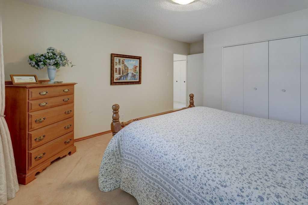 223 Willow Ridge Place Se, Calgary, AB - Indoor Photo Showing Bedroom