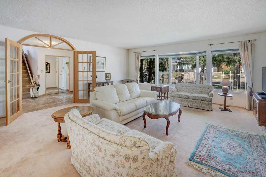 223 Willow Ridge Place Se, Calgary, AB - Indoor Photo Showing Living Room
