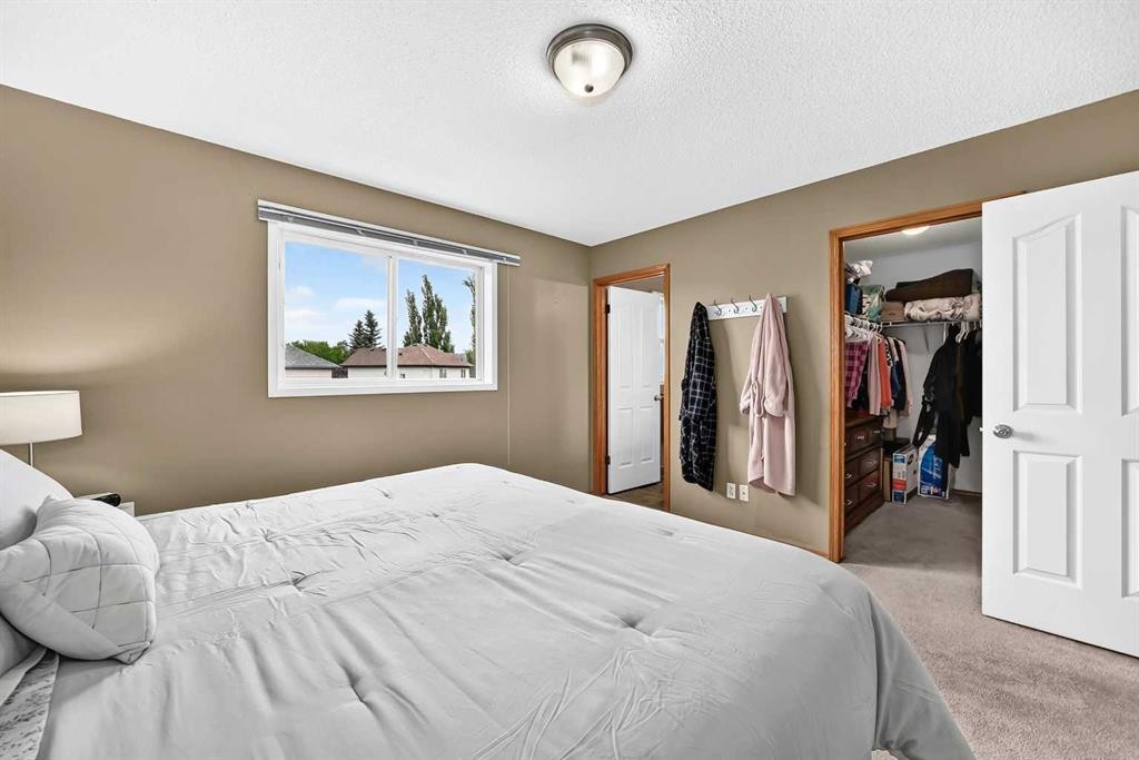 27 Erin Meadow Crescent Se, Calgary, AB - Indoor Photo Showing Bedroom