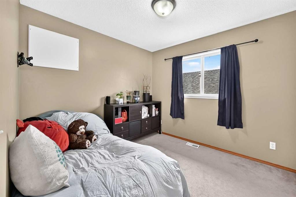 27 Erin Meadow Crescent Se, Calgary, AB - Indoor Photo Showing Bedroom