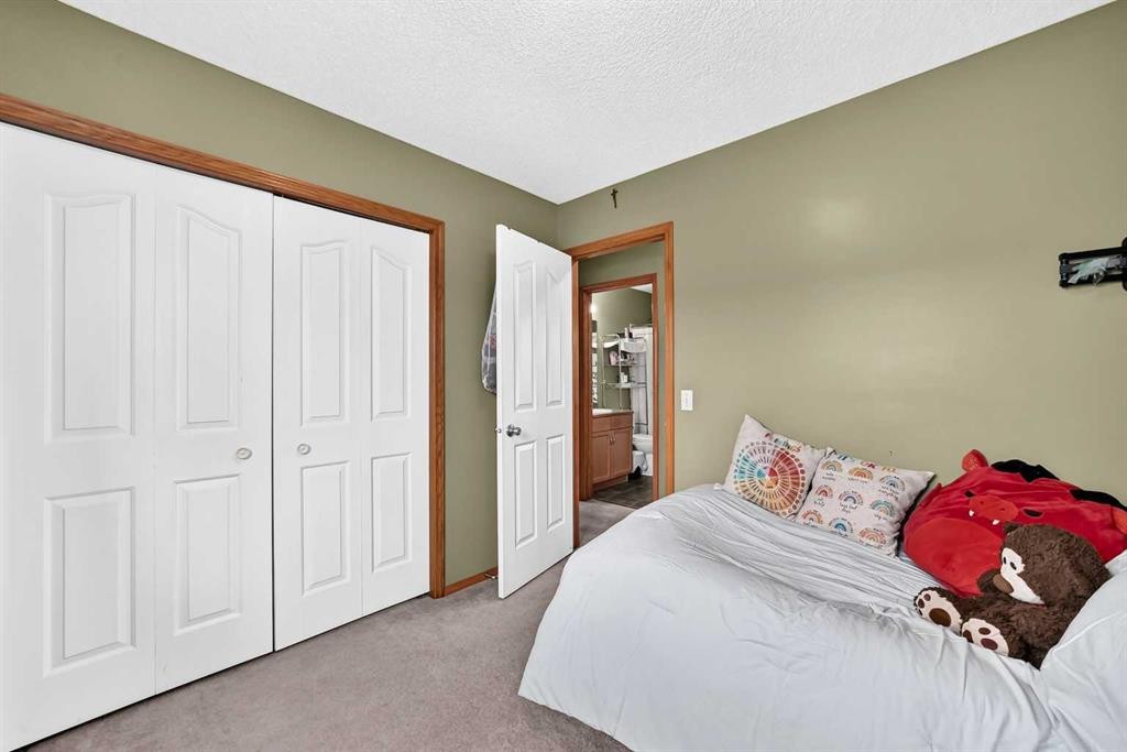 27 Erin Meadow Crescent Se, Calgary, AB - Indoor Photo Showing Bedroom