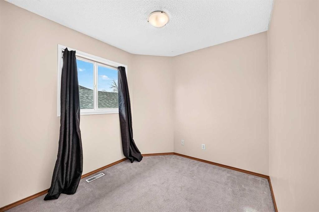 27 Erin Meadow Crescent Se, Calgary, AB - Indoor Photo Showing Other Room