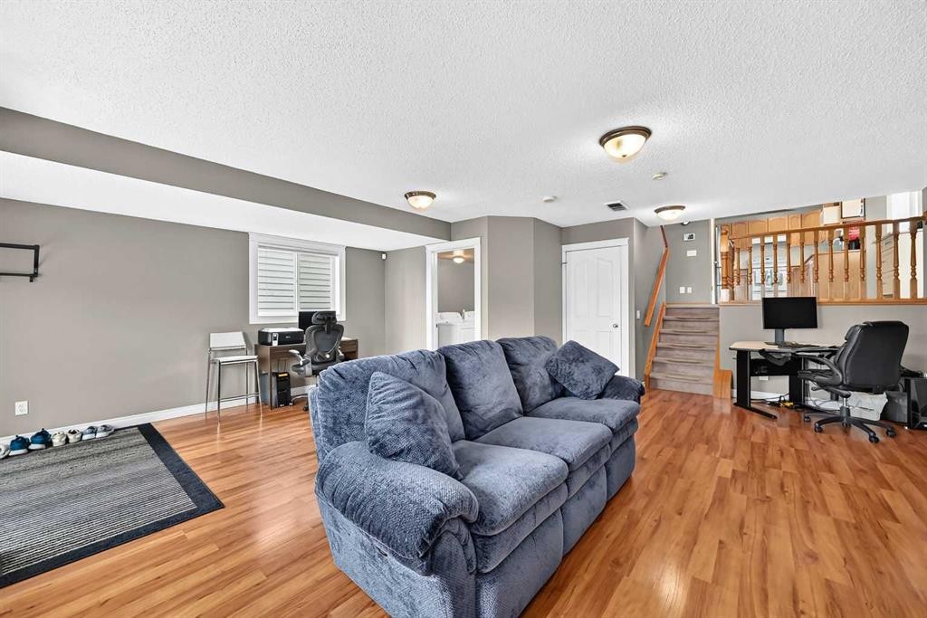 27 Erin Meadow Crescent Se, Calgary, AB - Indoor Photo Showing Living Room