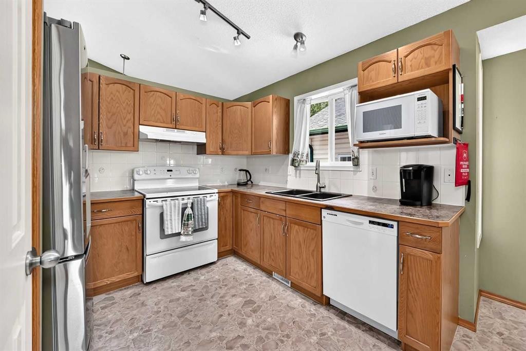 27 Erin Meadow Crescent Se, Calgary, AB - Indoor Photo Showing Kitchen With Double Sink