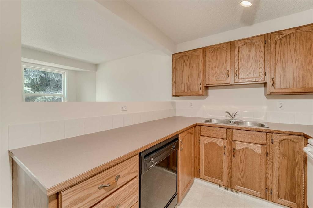 15 Harvest Glen Heights Ne, Calgary, AB - Indoor Photo Showing Kitchen With Double Sink