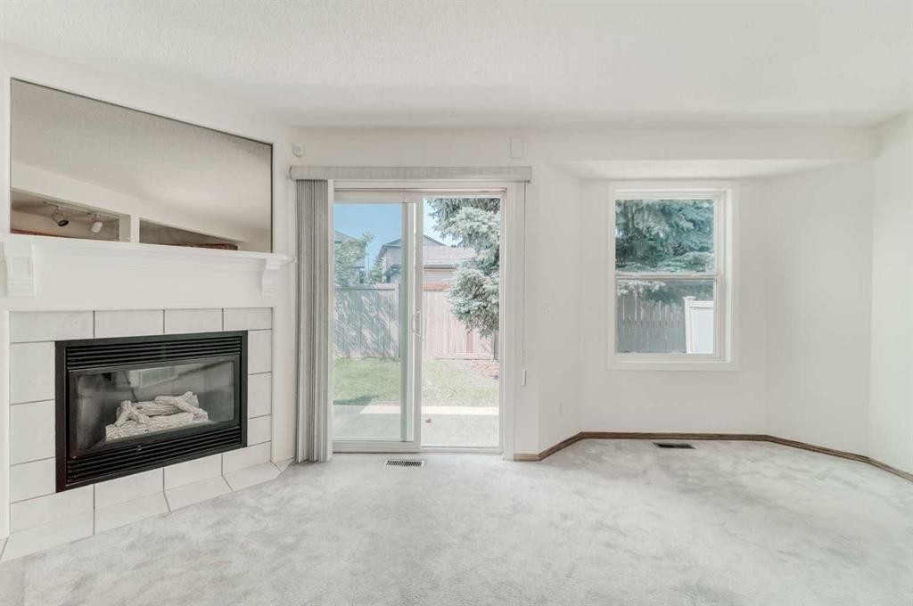 15 Harvest Glen Heights Ne, Calgary, AB - Indoor Photo Showing Living Room With Fireplace