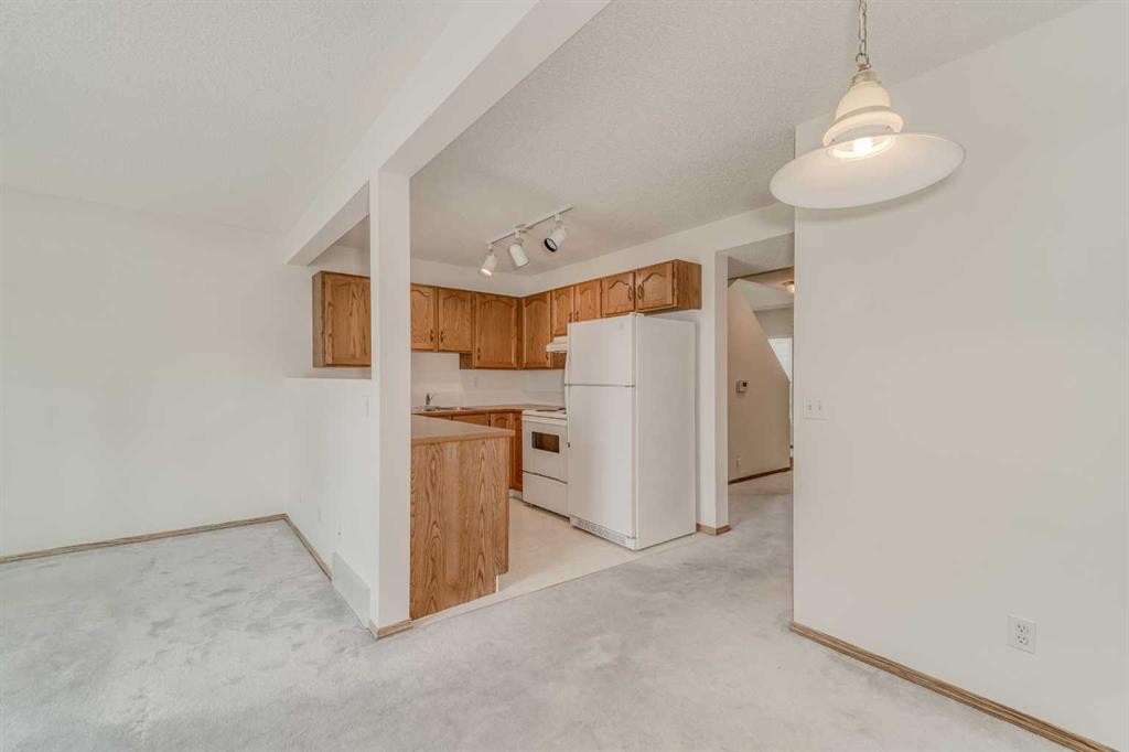 15 Harvest Glen Heights Ne, Calgary, AB - Indoor Photo Showing Kitchen
