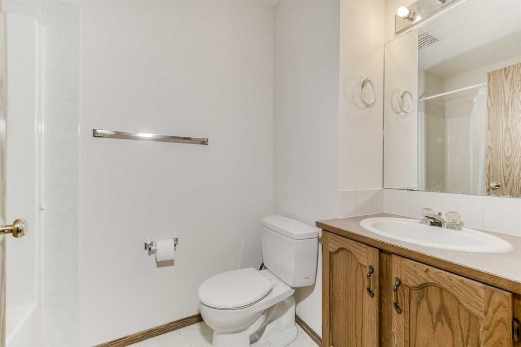 15 Harvest Glen Heights Ne, Calgary, AB - Indoor Photo Showing Bathroom