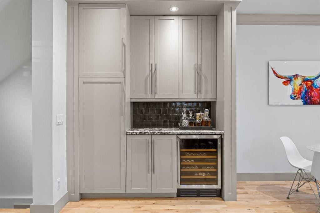 211 32 Avenue Nw, Calgary, AB - Indoor Photo Showing Other Room