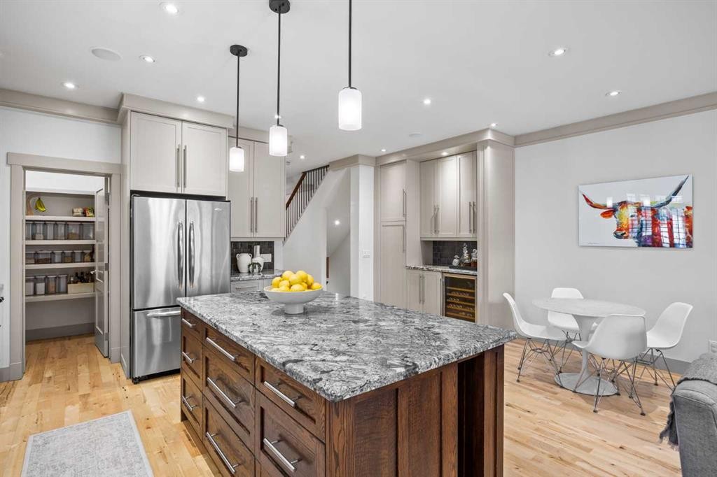 211 32 Avenue Nw, Calgary, AB - Indoor Photo Showing Kitchen With Upgraded Kitchen
