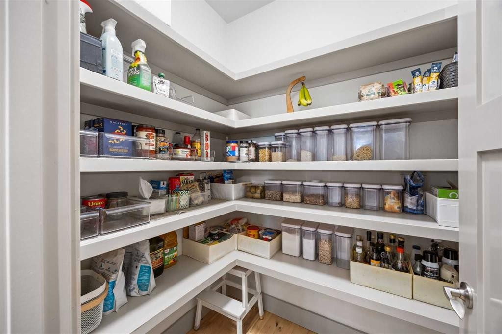 211 32 Avenue Nw, Calgary, AB - Indoor With Storage
