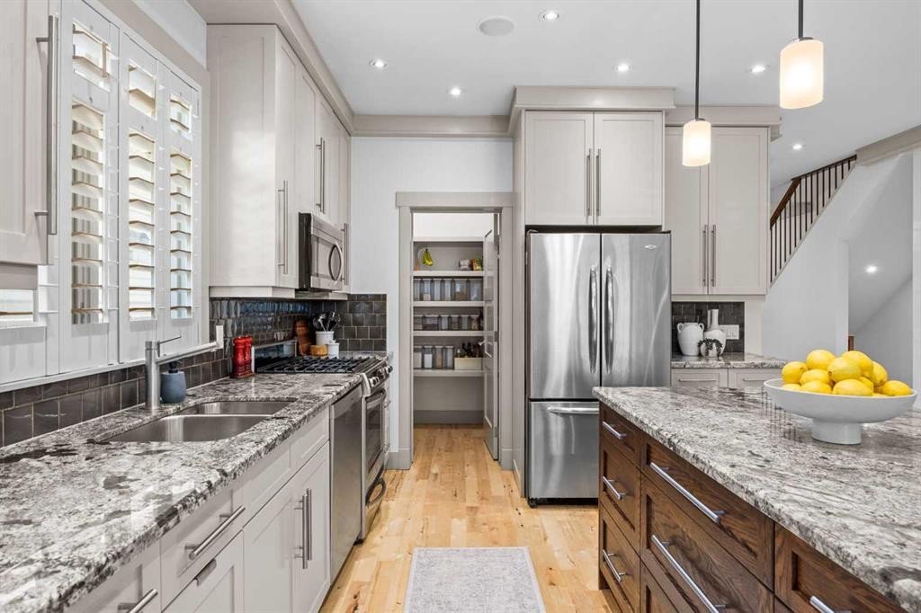 211 32 Avenue Nw, Calgary, AB - Indoor Photo Showing Kitchen With Double Sink With Upgraded Kitchen